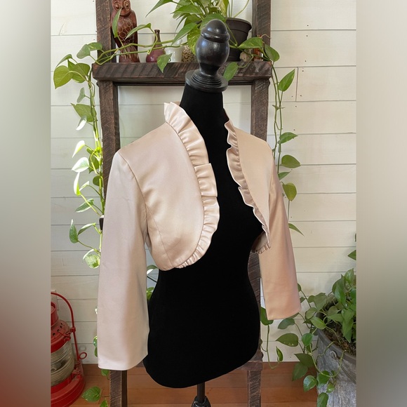 David’s Bridal: Beige Ruffle Collar Bolaro Jacket - Picture 5 of 17